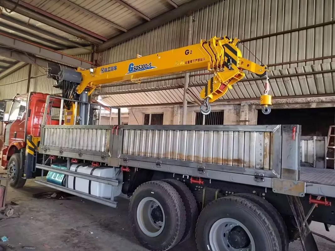 翻轉架關鍵部件解析 徐工隨車吊收鉤翻轉支架與懸架銷軸的作用與維護