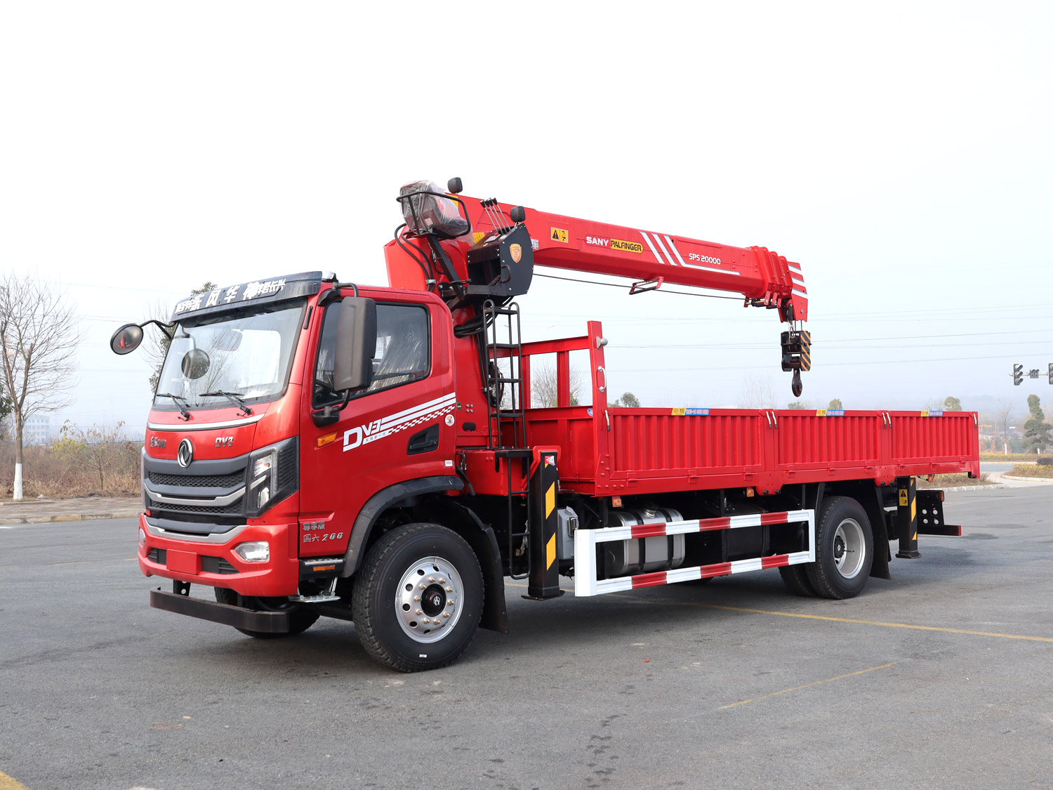 東風(fēng)華神DV3單排隨車吊 高效靈活的工程運(yùn)輸解決方案